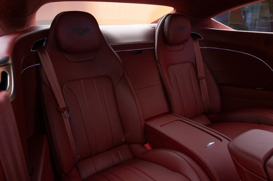 Интерьер Bentley Continental GT V8 2020 года  (UAE) (фото 6 из 10)